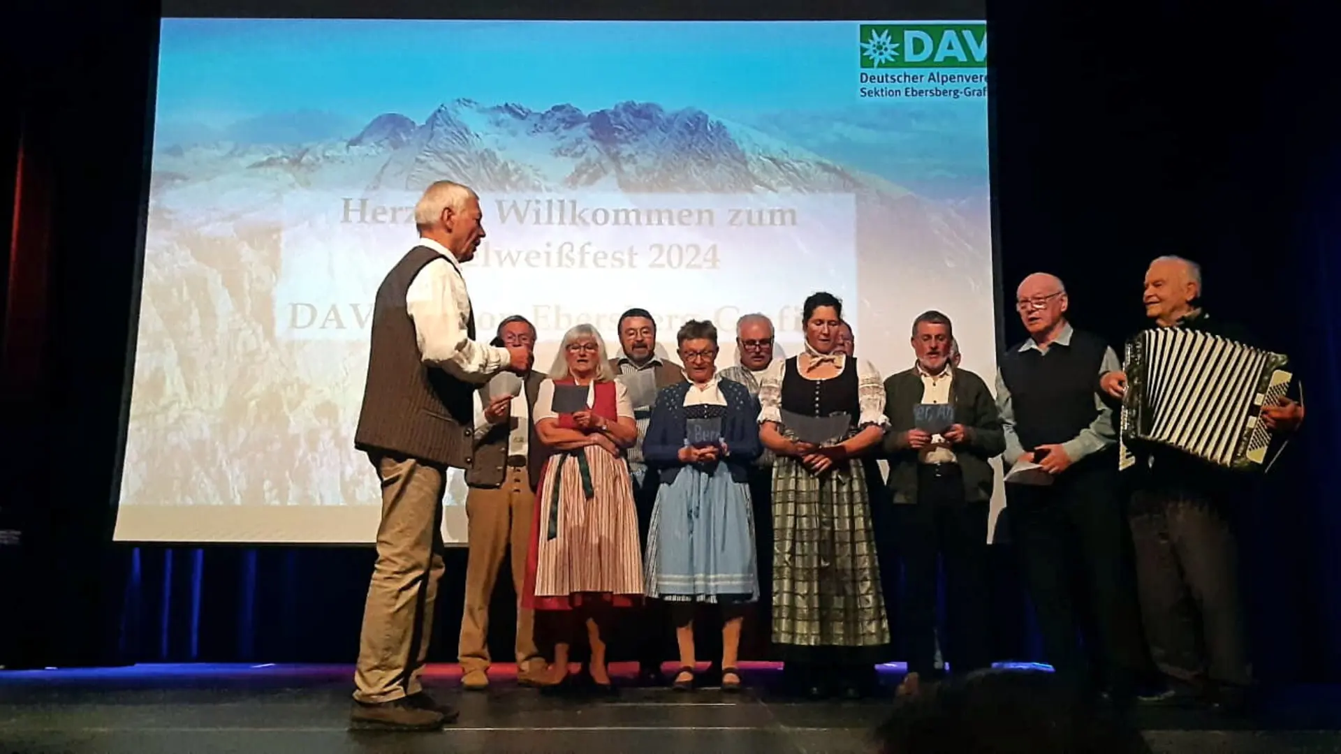 Akkordeonspieler mit Gruppe auf der Bühne des Edelweißfestes | © DAV Ebersberg