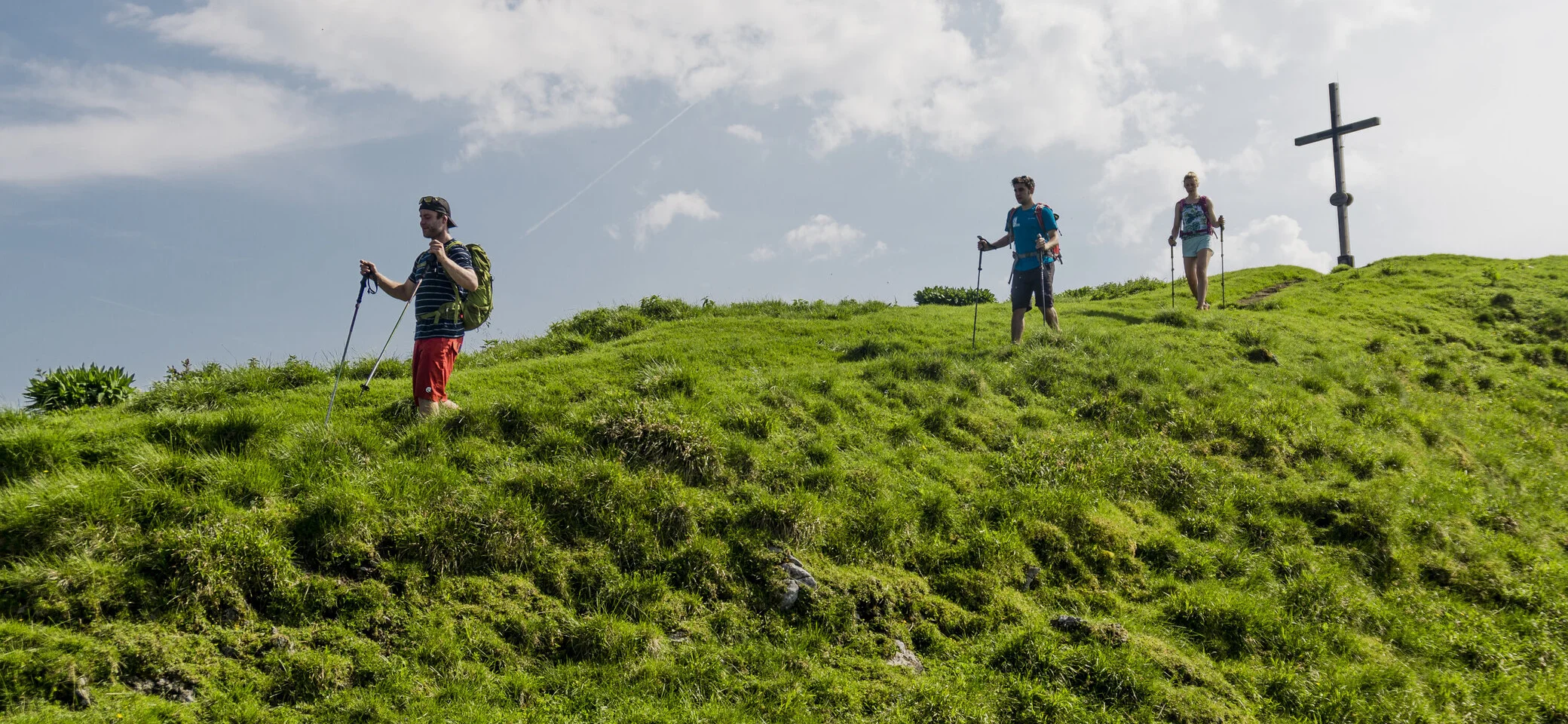 Drei Wanderer auf den grünen Berghängen der Chiemgauer Alpen | © DAV/Hans Herbig